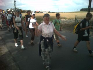 Zasłuchani pielgrzymi – na I-szym planie siostra dr Maria